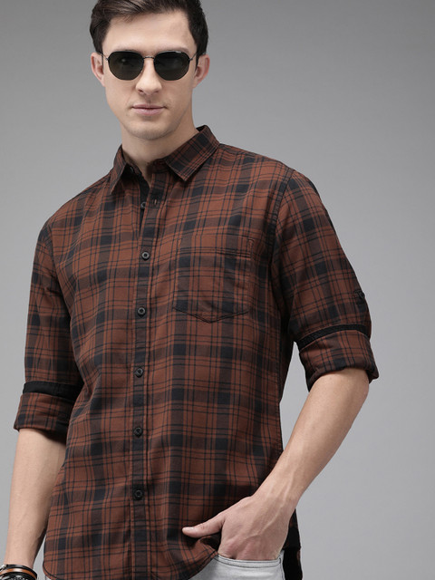 

Roadster Men Brown & Black Regular Fit Checked Casual Shirt