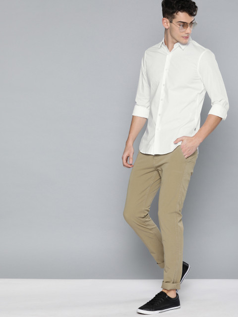 

Levis Men White Regular Fit Solid Casual Shirt