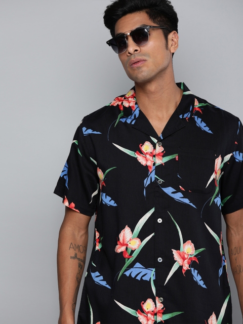 

Levis Men Black & Blue Relaxed Fit Printed Casual Shirt