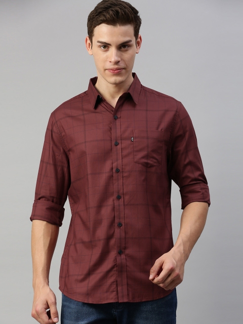 

Levis Men Maroon & Navy Blue Regular Fit Checked Casual Shirt