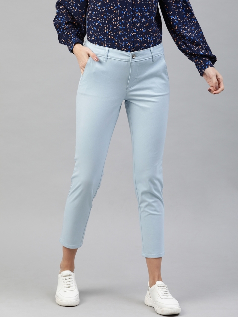 

Levis Women Blue Skinny Fit Solid Regular Cropped Trousers