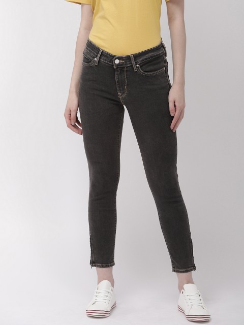 

Levis Women Black 711 Skinny Fit Mid-Rise Clean Look Stretchable Cropped Jeans