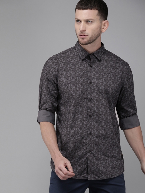 

Blackberrys Men Grey & Black Trim Fit Pure Cotton Printed Casual Shirt
