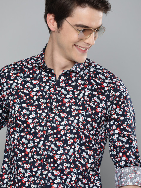 

Mast & Harbour Men Navy Blue & Red Regular Fit Printed Casual Shirt