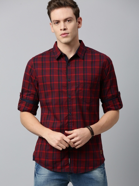 

Roadster Men Maroon & Black Regular Fit Checked Casual Shirt