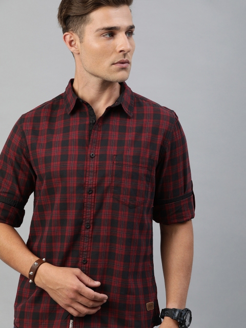 

Roadster Men Black & Red Regular Fit Checked Casual Shirt