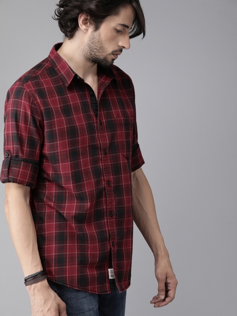 

Roadster Men Red & Black Regular Fit Checked Casual Shirt