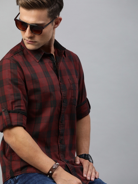 

Roadster Men Maroon & Black Regular Fit Checked Casual Shirt