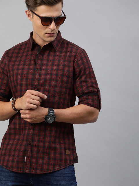 

Roadster Men Black & Red Regular Fit Checked Casual Shirt