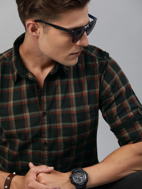 

Roadster Men Black & Red Regular Fit Checked Casual Shirt