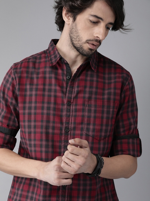 

Roadster Men Maroon & Black Regular Fit Checked Casual Shirt