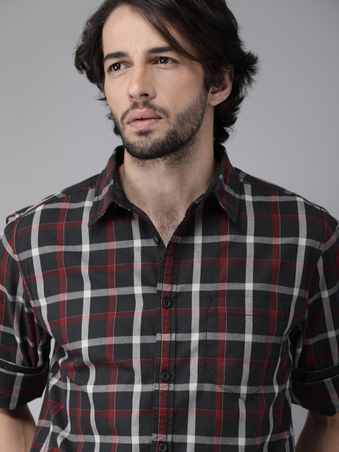 

Roadster Men Black & Maroon Regular Fit Checked Casual Shirt