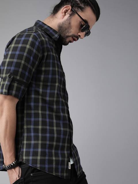 

Roadster Men Black & Blue Regular Fit Checked Casual Shirt