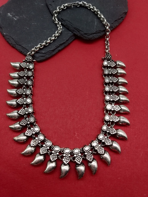 

Fida Women Silver-Toned Oxidised Leaft Necklace