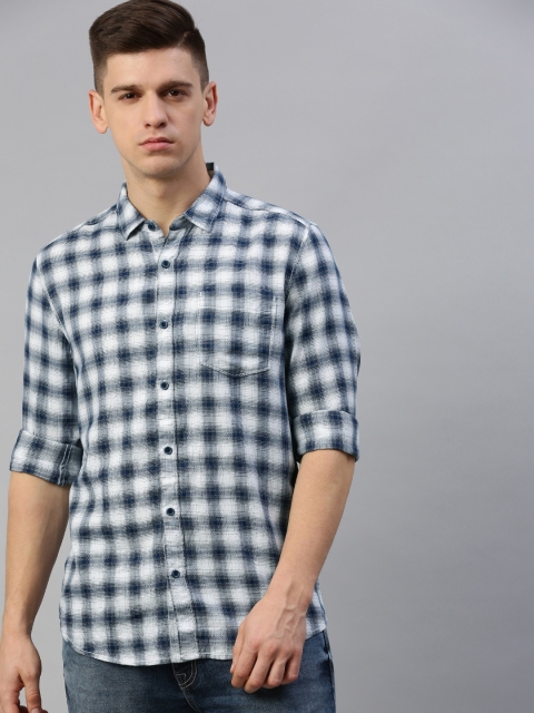 

Wrangler Men White & Navy Blue Slim Fit Checked Casual Shirt