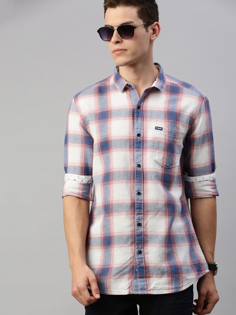 

Wrangler Men Off-White & Navy Blue Regular Fit Checked Casual Shirt