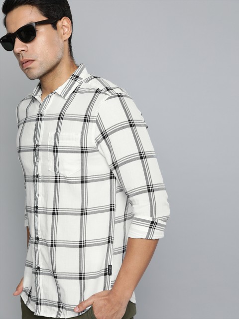 

Wrangler Men White & Black Regular Fit Checked Casual Shirt