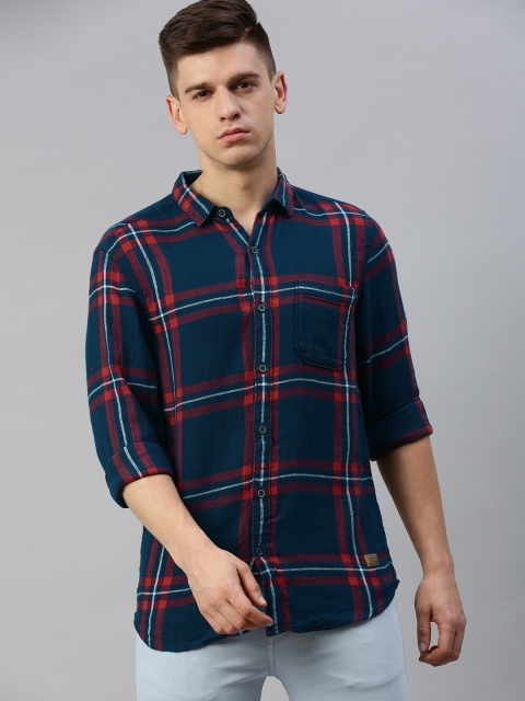 

Wrangler Men Navy Blue & Maroon Regular Fit Checked Casual Shirt