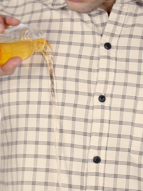 

FOGA Men Off-White & Coffee Brown Slim Fit Stain Repellent Checked Casual Shirt