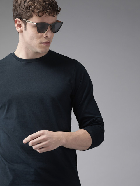 

Roadster Men Navy Blue Solid Round Neck T-shirt