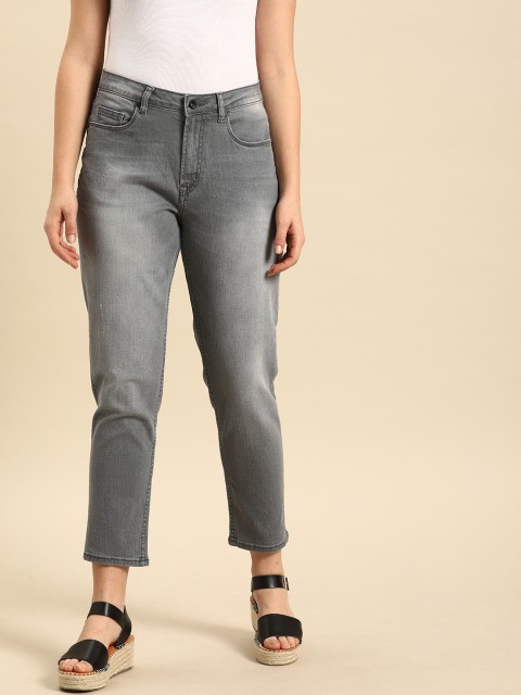 

ether Women Grey Boyfriend Fit Mid-Rise Low Distress Stretchable Cropped Jeans