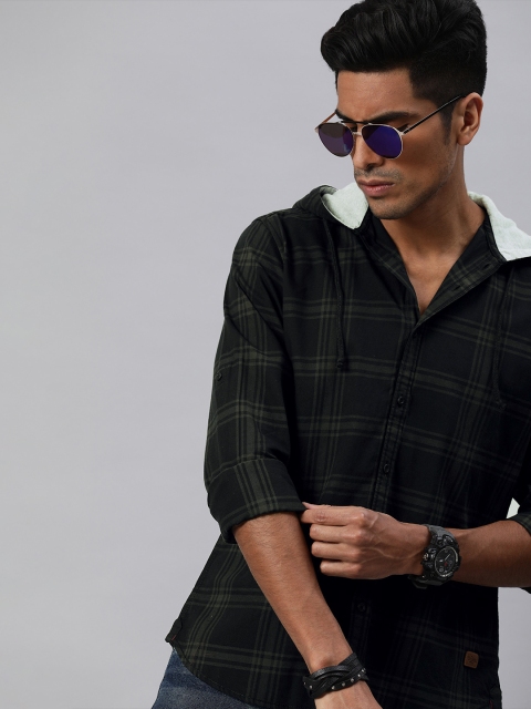 

Roadster Men Grey & Black Regular Fit Checked Casual Shirt