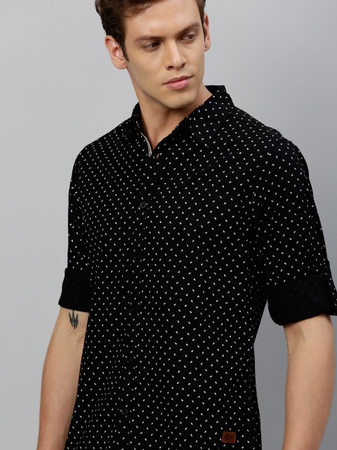 

Roadster Men Black & White Regular Fit Conversational Printed Casual Shirt