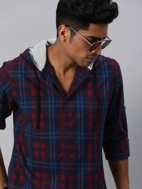 

Roadster Men Navy Blue & Maroon Regular Fit Checked Casual Shirt