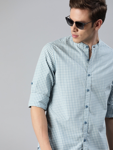 

Roadster Men Blue & White Regular Fit Checked Casual Shirt