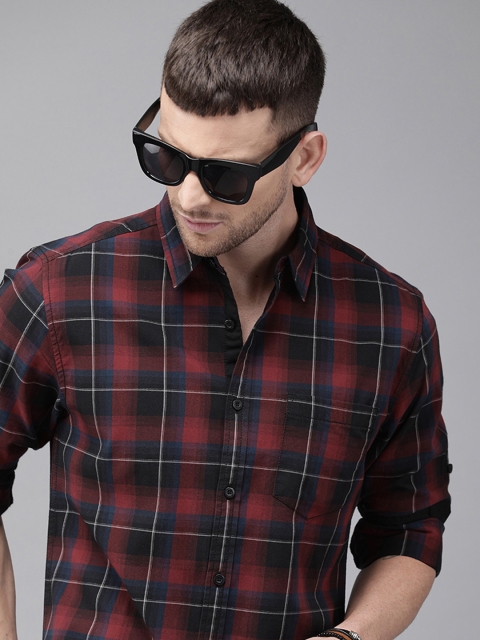 

Roadster Men Maroon & Black Regular Fit Checked Casual Shirt