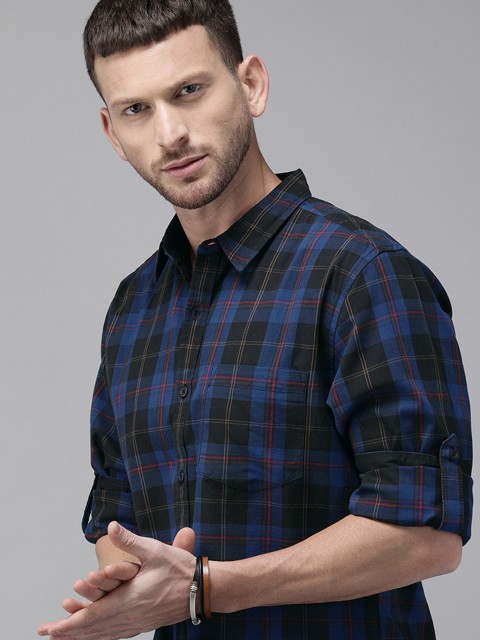 

Roadster Men Blue & Black Regular Fit Checked Casual Shirt