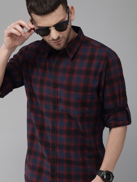 

Roadster Men Maroon & Navy Blue Regular Fit Checked Casual Shirt