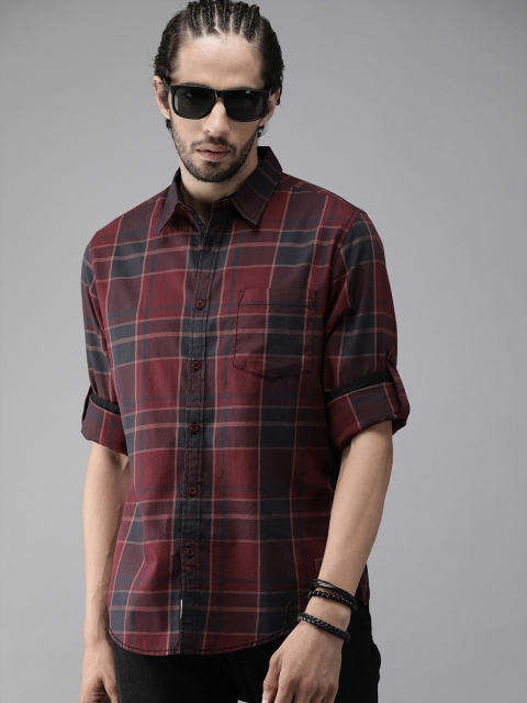 

Roadster Men Burgundy & Charcoal Grey Regular Fit Checked Casual Shirt
