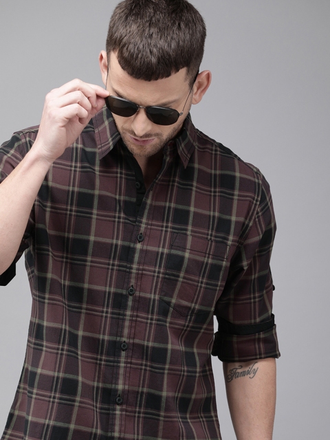 

Roadster Men Burgundy & Black Regular Fit Checked Casual Shirt