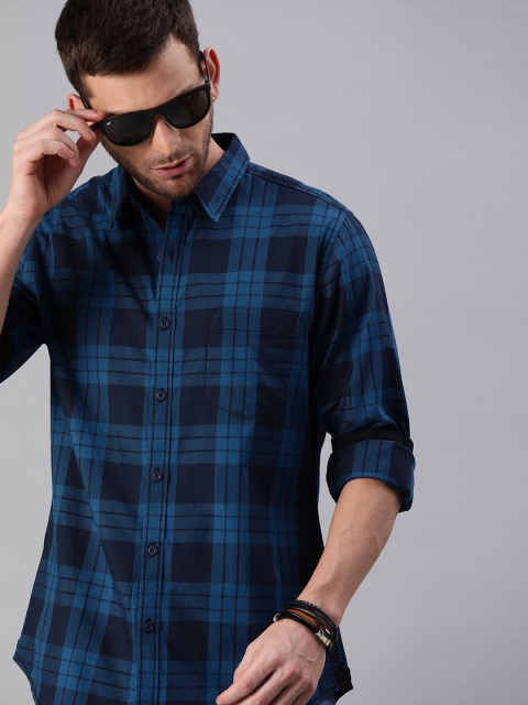 

Roadster Men Black & Blue Regular Fit Checked Casual Shirt