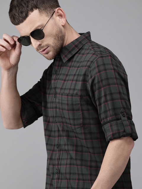 

Roadster Men Charcoal Grey & Maroon Regular Fit Checked Casual Shirt