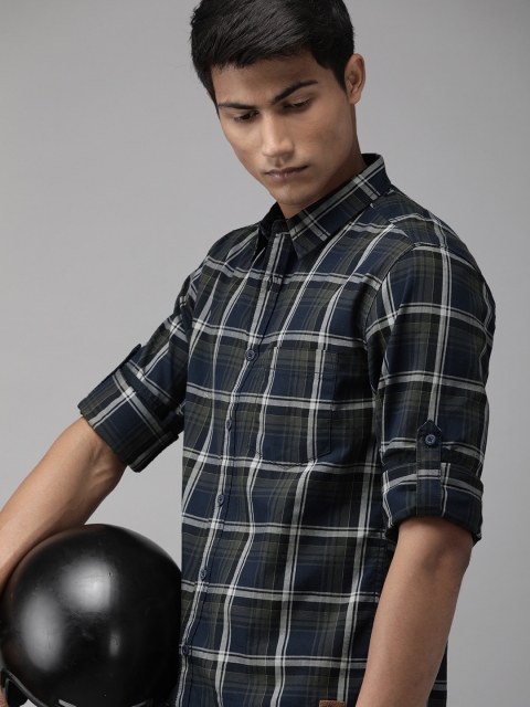 

Roadster Men Navy Blue & White Regular Fit Checked Casual Shirt