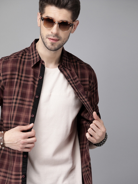 

Roadster Men Burgundy & Black Regular Fit Checked Casual Shirt