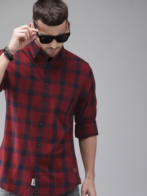 

Roadster Men Maroon & Navy Blue Regular Fit Solid Casual Shirt