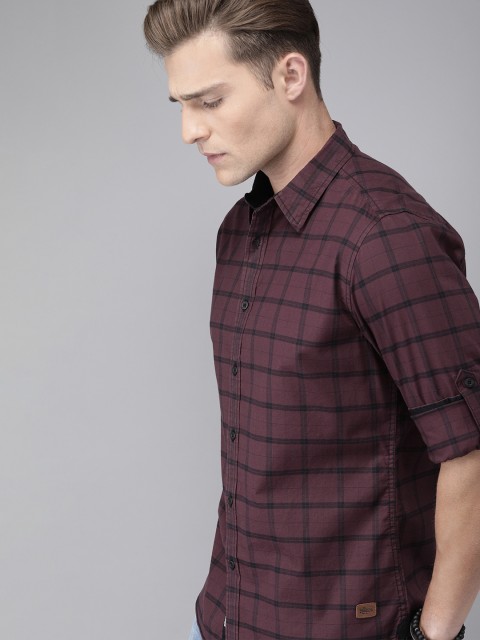

Roadster Men Maroon & Black Regular Fit Checked Casual Shirt