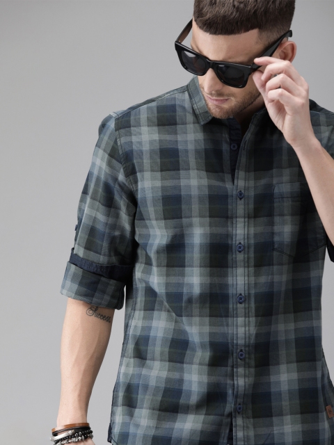 

Roadster Men Grey & Navy Blue Regular Fit Checked Casual Shirt