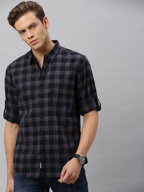 

Roadster Men Black & Red Regular Fit Checked Casual Shirt