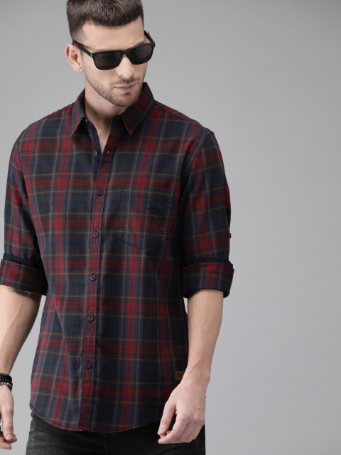 

Roadster Men Navy Blue & Red Regular Fit Checked Casual Shirt