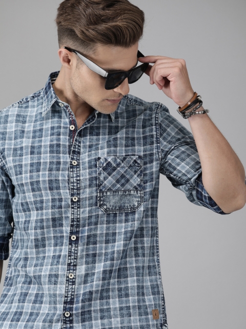 

Roadster Men Blue & White Regular Fit Checked Casual Shirt