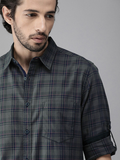 

Roadster Men Charcoal Grey & Navy Blue Regular Fit Checked Casual Shirt