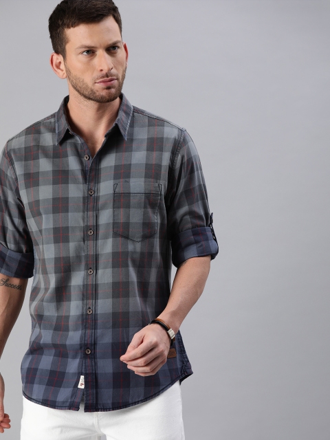 

Roadster Men Grey & Red Regular Fit Checked Casual Shirt