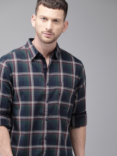 

Roadster Men Navy Blue & White Regular Fit Checked Casual Shirt
