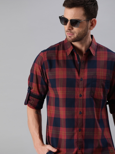 

Roadster Men Maroon & Navy Blue Regular Fit Checked Casual Shirt