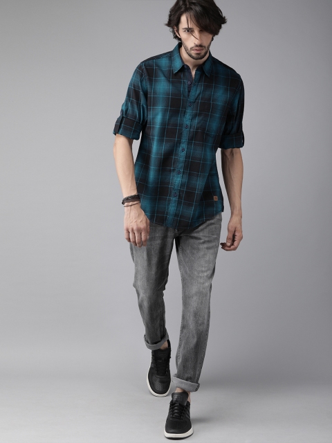 

Roadster Men Black & Blue Regular Fit Checked Casual Shirt