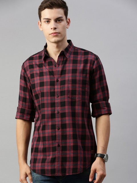 

Roadster Men Red & Black Regular Fit Checked Casual Shirt